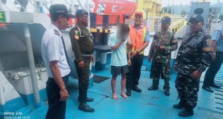 Ket poto: Korban berhasil dievakuasi oleh ABK setelah loncat dari kapal