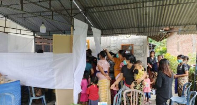 Ket poto: kedatangan jenazah PMI asal Desa Tuwed disambut pihak keluarga