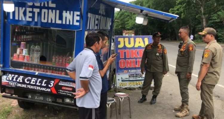 Ket poto: Petugas Satpol PP Jembrana tertibkan penjual tiket online yang menggunakan mobil