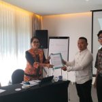 Ket poto: Krisna Bokis bersama Angga Krisna menyerahkan Surat tanggapan dan diterima oleh Ida Ayu Dewi Putri Ary selaku pimpinan rapat yang mewakili Dinas Kehutanan dan Lingkungan Hidup Provinsi Bali.