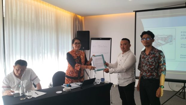 Ket poto: Krisna Bokis bersama Angga Krisna menyerahkan Surat tanggapan dan diterima oleh Ida Ayu Dewi Putri Ary selaku pimpinan rapat yang mewakili Dinas Kehutanan dan Lingkungan Hidup Provinsi Bali.
