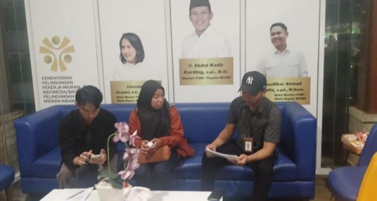 Ket Poto : PMI Asal Jembrana Heni Julaeha (tengah) saat meminta pendampingan pulang ke tanah air Ket Poto : PMI Asal Jembrana Heni Julaeha (tengah) saat meminta pendampingan pulang ke tanah air