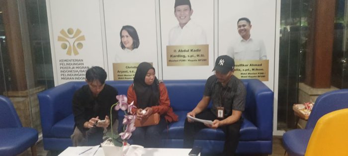 Ket Poto : PMI Asal Jembrana Heni Julaeha (tengah) saat meminta pendampingan pulang ke tanah air