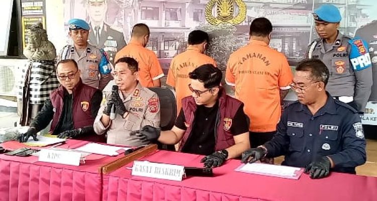 Ket poto: Jumpa pers yang dipimpin langsung oleh Kapolres Gianyar :  AKBP Umar SIK.,MH, didampingi Kasat Reskrim, KBO Reskrim dan Kasi Humas Polres Gianyar.