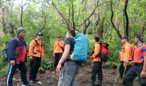 Ket poto: Tim Sar Gabungan bersiap melakukan pencarian WNA asal Korea Selatan di Gunung Agung