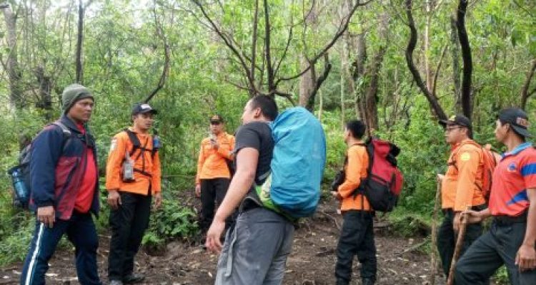 Ket poto: Tim Sar Gabungan bersiap melakukan pencarian WNA asal Korea Selatan di Gunung Agung