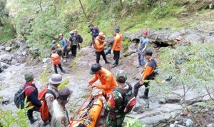 Ket poto: Tim Sar Gabungan evakuasi WNA asal Korsel di tebing Gunung Agung