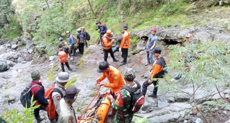 Ket poto: Tim Sar Gabungan evakuasi WNA asal Korsel di tebing Gunung Agung