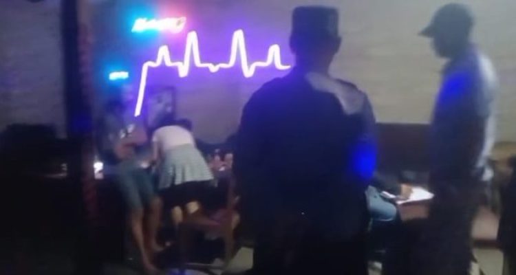 Ket poto: Anggota Polsek Negara periksa kaeyawan dan pengunjung kedai