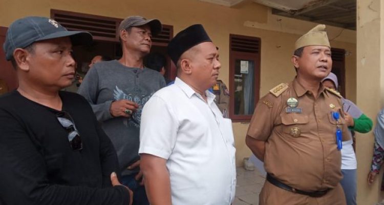Ket poto: Camat Warureja, Aji Wiratno bersama warga