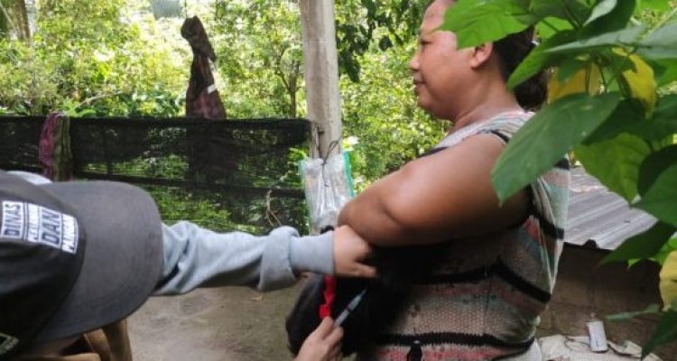 Ket poto: Vaksinasi rabies hewan peliharaan di Banjar Pengajaran Kaje Ket poto: Vaksinasi rabies hewan peliharaan di Banjar Pengajaran Kaje