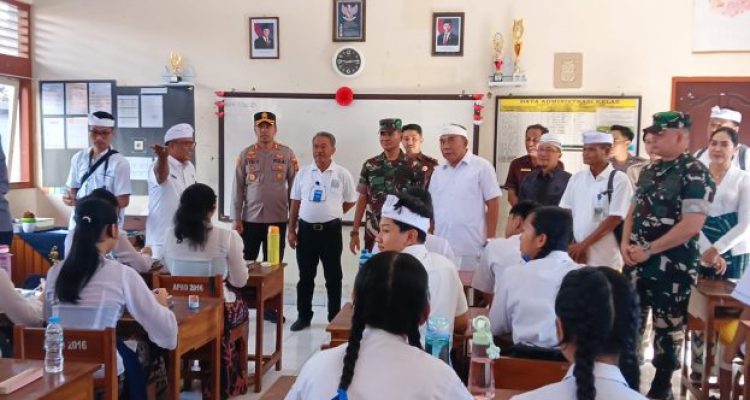 Ket poto: Pangdam IX/ Udaya pantau sekolah yang mendapatkan makan bergizi gratis di Jembrana