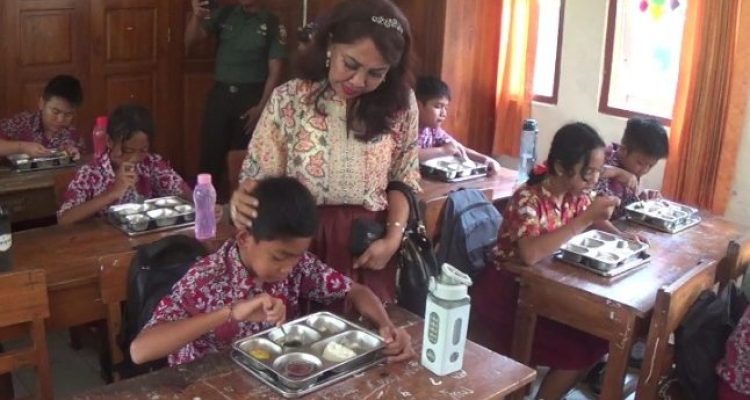 Ket poto: Anggota Komisi IX DPR RI, Tuti Kusuma Wardhani saat memantau pemberian makan bergizi nasional di SDN 1 Banjar Tengah