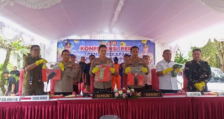 Ket poto: Kapolda Bali Irjen Pol Daniel Adityajaya pimpin konfrensi pers terkait kasus penyelundupan penyu yang digagalkan di Jembrana Ket poto: Kapolda Bali Irjen Pol Daniel Adityajaya pimpin konfrensi pers terkait kasus penyelundupan penyu yang digagalkan di Jembrana