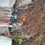 Ket poto: Tim Sar masih melakukan pencarian korban tertimbun tanah lonsor
