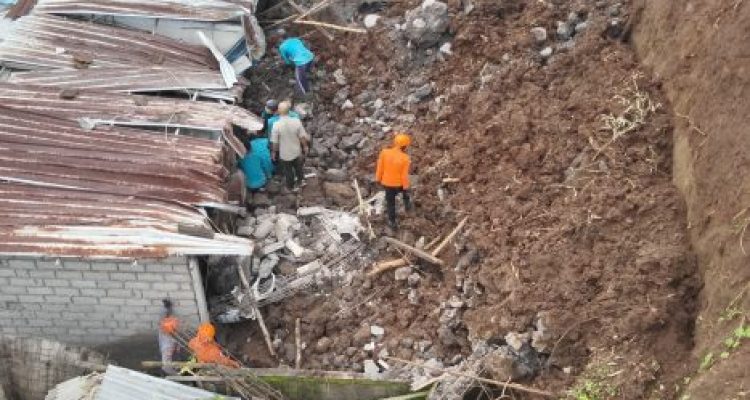 Ket poto: Tim Sar masih melakukan pencarian korban tertimbun tanah lonsor