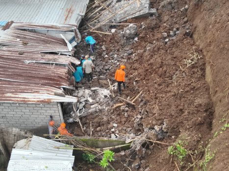 Ket poto: Tim Sar masih melakukan pencarian korban tertimbun tanah lonsor