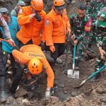 Ket poto: Tim Gabungan evakuasi korban longsor di Ubung Kaje