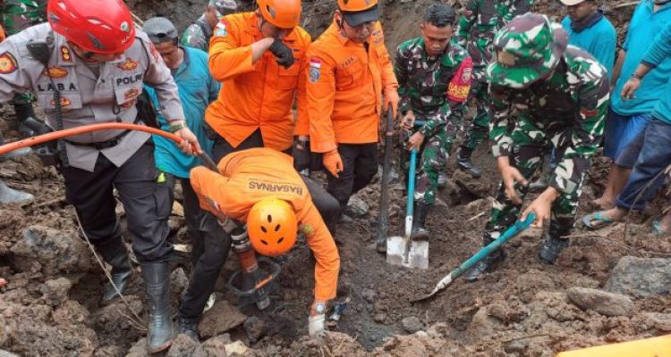 Ket poto: Tim Gabungan evakuasi korban longsor di Ubung Kaje