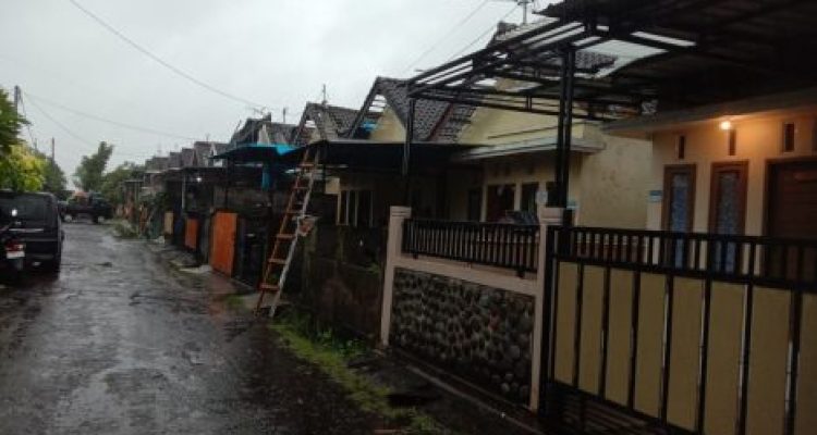 Ket poto: Perumahan yang diterjang angin puting beliung disalah satu kecamatan di Jembrana