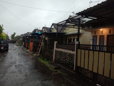 Ket poto: Perumahan yang diterjang angin puting beliung disalah satu kecamatan di Jembrana