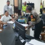 Ket poto: dua anggota SPKT Polsek Kuta saat dipriksa Propan Polda Bali