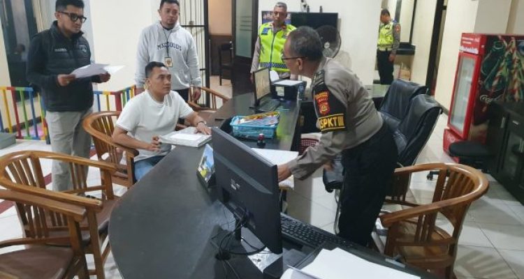 Ket poto: dua anggota SPKT Polsek Kuta saat dipriksa Propan Polda Bali
