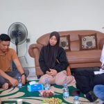 Ket poto: Pekerja Migran Indonesia (PMI) asal Kabupaten Jembrana Heni Julaeha (tengah) didampingi Komisi II DPRD Kabupaten Jembrana Haji Yunus dan Kepala Bidang Penempatan dan Pengembangan Tenaga Kerja (P3T) Disnakerperin Jembrana, I Putu Agus Arimbawa Ket poto: Pekerja Migran Indonesia (PMI) asal Kabupaten Jembrana Heni Julaeha (tengah) didampingi Komisi II DPRD Kabupaten Jembrana Haji Yunus dan Kepala Bidang Penempatan dan Pengembangan Tenaga Kerja (P3T) Disnakerperin Jembrana, I Putu Agus Arimbawa