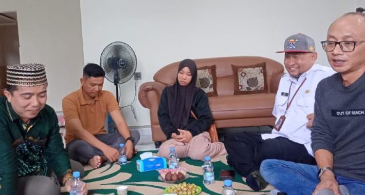 Ket poto: Pekerja Migran Indonesia (PMI) asal Kabupaten Jembrana Heni Julaeha (tengah) didampingi Komisi II DPRD Kabupaten Jembrana Haji Yunus dan Kepala Bidang Penempatan dan Pengembangan Tenaga Kerja (P3T) Disnakerperin Jembrana, I Putu Agus Arimbawa Ket poto: Pekerja Migran Indonesia (PMI) asal Kabupaten Jembrana Heni Julaeha (tengah) didampingi Komisi II DPRD Kabupaten Jembrana Haji Yunus dan Kepala Bidang Penempatan dan Pengembangan Tenaga Kerja (P3T) Disnakerperin Jembrana, I Putu Agus Arimbawa