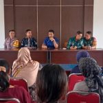 Ket poto: Warga Banjar Bunduk, Desa Pengambengan datangi Kantor Desa Pengambengan