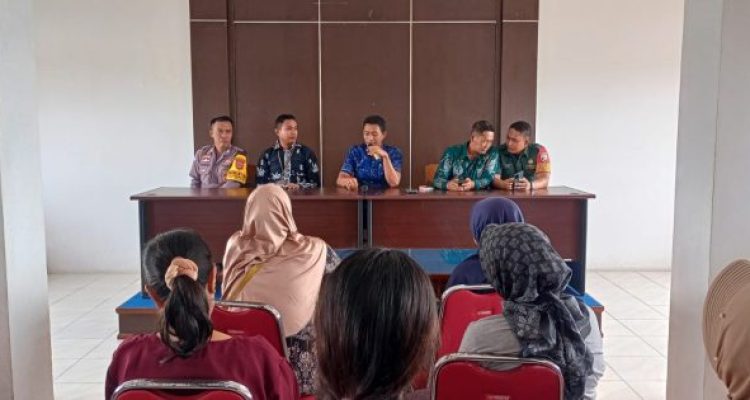 Ket poto: Warga Banjar Bunduk, Desa Pengambengan datangi Kantor Desa Pengambengan