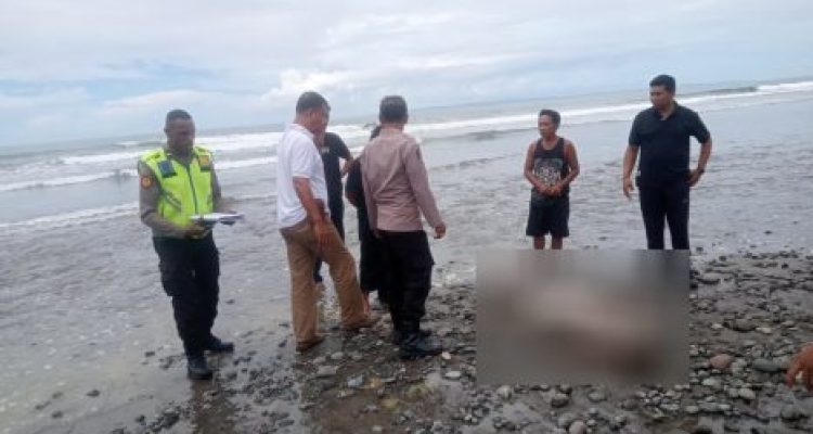 Ket poto: Korban dievakuasi pihak kepolisian di Pantai Pulukan