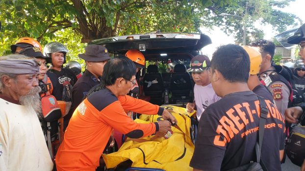 Ket poto: Korban dievakuasi tim Sar dan dibawa ke RSU Wangaya