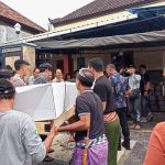 Ket poto: Jenazah PMI Jembrana tiba dirumah duka di Lingkungan Sawe