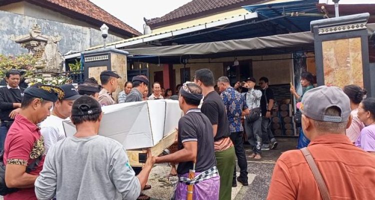 Ket poto: Jenazah PMI Jembrana tiba dirumah duka di Lingkungan Sawe