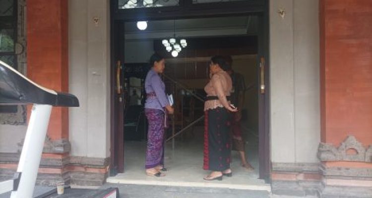 Ket poto: Ketua DPRD Jembrana Ni Made Sri Sutharmi sidak ke rumah jabatan bupati