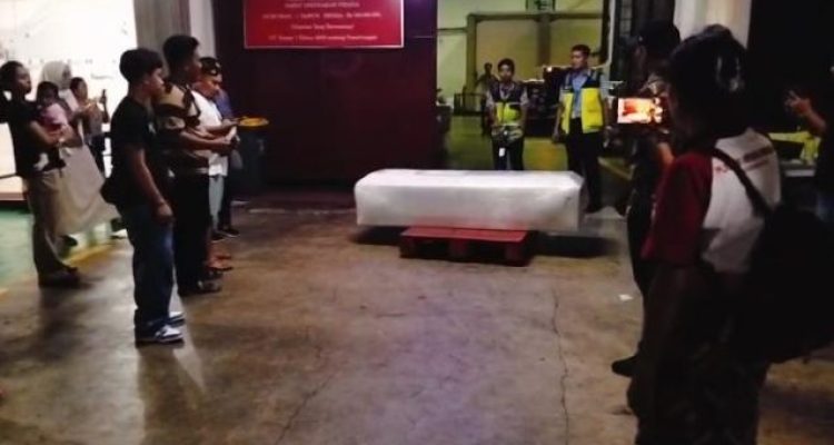 Ket poto: penjemputan jenazah PMI asal Jembrana di Bandara Ngurah Rai Denpasar