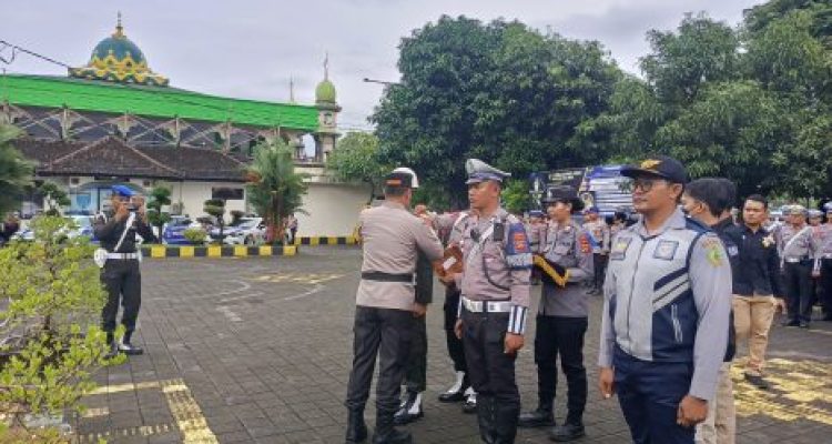 Ket poto: Penyematan p[ita tanda Operasi dimulai Ket poto: Penyematan p[ita tanda Operasi dimulai