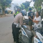 Ket poto: Petugas kepolisian memberhentikan pengendara bermotor yang tidak menggunakan helm