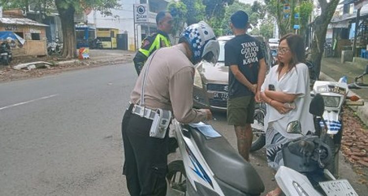 Ket poto: Petugas kepolisian memberhentikan pengendara bermotor yang tidak menggunakan helm Ket poto: Petugas kepolisian memberhentikan pengendara bermotor yang tidak menggunakan helm