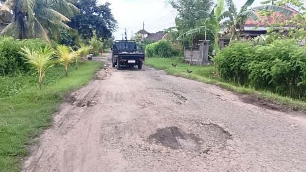 Ket poto: alah satu jalan yang rusak di Kabupaten Jembrana