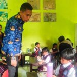 Ket poto: Camat Pekutatan pantau pemberian makan bergizi gratis di salah satu sekolah di Pekutatan