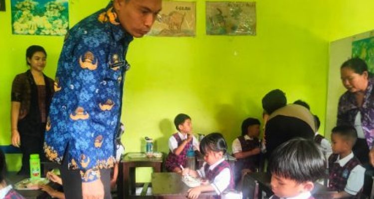 Ket poto: Camat Pekutatan pantau pemberian makan bergizi gratis di salah satu sekolah di Pekutatan