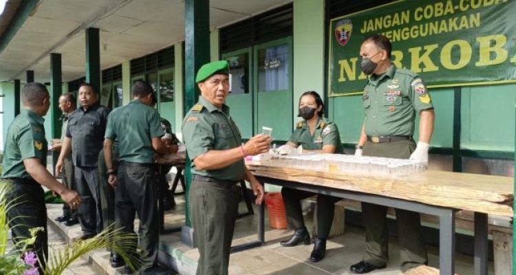 Ket poto: Anggota Kodim Jembrana ikuti tes urine