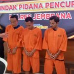 Ket poto: Tiga tersangka kasus pencurian