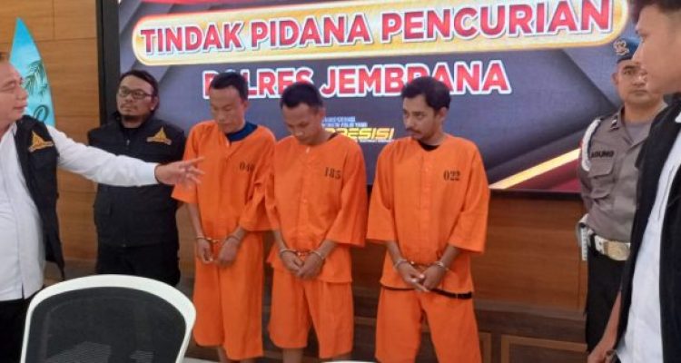 Ket poto: Tiga tersangka kasus pencurian