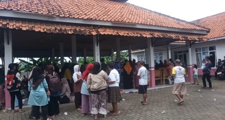 Ket poto: Warga daangi Kantor Desa Harjosari Kidul