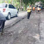 Ket poto: Proses perbaikan jalan berlubang di Kecamatan melaya