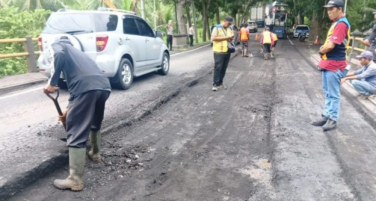 Ket poto: Proses perbaikan jalan berlubang di Kecamatan melaya