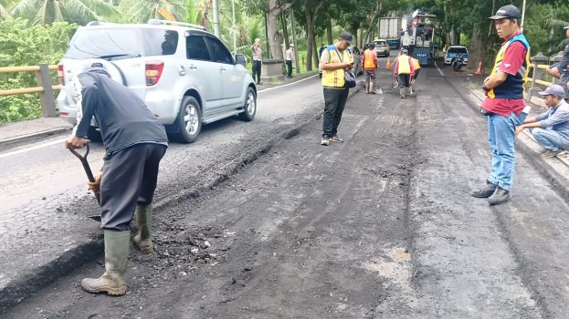 Ket poto: Proses perbaikan jalan berlubang di Kecamatan melaya